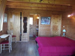 מיטה או מיטות בחדר ב-Au Doubs Repos