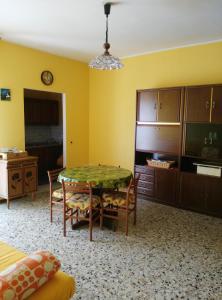 Habitación con mesa y sillas. en Casa Rosy, en Montiglio