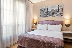 Giường trong phòng chung tại Exe Paris Centre