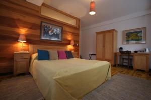 A bed or beds in a room at Mecavnik Resort