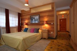 A bed or beds in a room at Mecavnik Resort