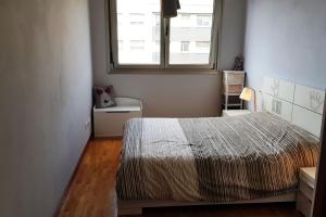 Кровать или кровати в номере Lauredal - Ático con amplia terraza, 2 hab, 2 baños, pádel, parque infantil