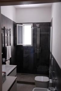 シエナにあるCasa in Contradaのシャワー、トイレ、洗面台を備えたバスルーム