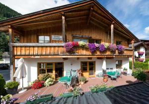 ein Haus mit einem Balkon mit Blumen darauf in der Unterkunft Appartement Stern Dagmar in Neustift im Stubaital