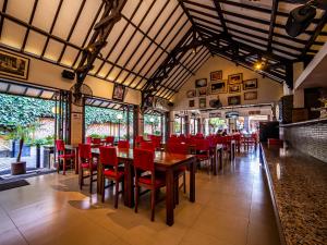 A restaurant or other place to eat at Yulia Beach Inn Kuta