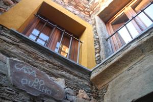 una ventana en el lateral de un edificio de ladrillo con ventanas en Casa Do Quelho, en Janeiro de Cima