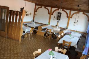 an overhead view of a restaurant with tables and chairs at Appartements Pension Hammerschmied in Lam