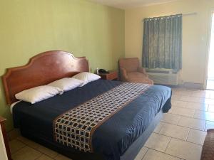 Katil atau katil-katil dalam bilik di Texas Inn Beaumont