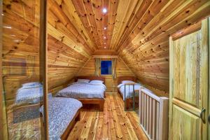 Cabaña de madera con 2 camas en una habitación en Brvnare Tomovic, en Mateševo