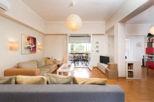 Posedenie v ubytovaní Stylish flat with veranda in the heart of Athens