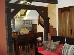 sala de estar con mesa y comedor en Vivienda Turística Rural Entrepinares, en Segura de la Sierra