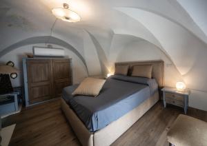 a bedroom with a bed with an arched ceiling at La Cartapesta in Lecce
