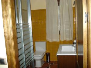 Kúpeľňa v ubytovaní Vivienda Turística Rural Entrepinares + 35 fotografií