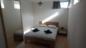 1 dormitorio con 1 cama con 2 toallas azules en Houseboat Vliegenbos en Ámsterdam