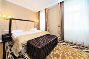 里加的住宿－格特魯德瑞克斯韋爾酒店，酒店客房设有一张床和一个大窗户