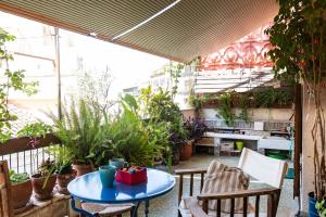 Balkón alebo terasa v ubytovaní Stylish flat with veranda in the heart of Athens