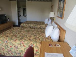 Кровать или кровати в номере Knights Inn Newport