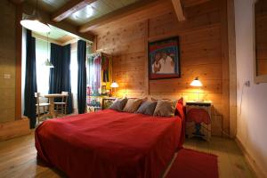 A bed or beds in a room at Mecavnik Resort