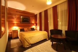 A bed or beds in a room at Mecavnik Resort