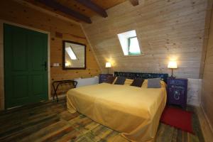 A bed or beds in a room at Mecavnik Resort