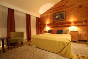 A bed or beds in a room at Mecavnik Resort