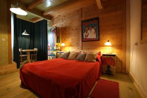 A bed or beds in a room at Mecavnik Resort