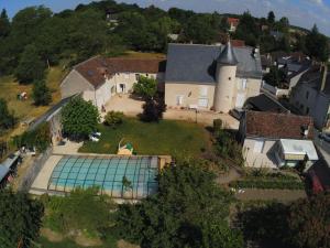 Bazén v ubytování Manoir le Bout du Pont nebo v jeho okolí