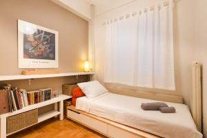 Postel nebo postele na pokoji v ubytování Stylish flat with veranda in the heart of Athens