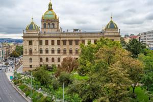 un edificio con cupole d'oro in cima di Open Gate a Praga