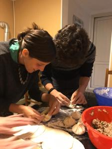 Due donne stanno preparando il cibo in una cucina di Home of Bella & Tamo a Kazbegi