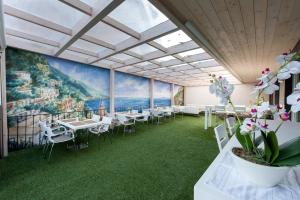 un comedor con mesas y sillas y un mural en Jolie Bed And Breakfast en Pescara