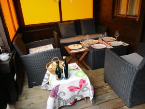 a table with two chairs and a table with wine bottles at Haus am Dorfplatz in Uttendorf