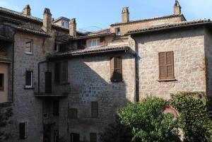 un antiguo edificio de piedra con muchas ventanas en Casa dell'Olmo, en Orvieto