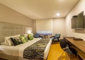Hotel Factory Green Bogotá的电视和/或娱乐中心