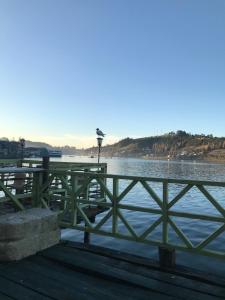 a picnic table next to a body of water at DEPARTAMENTO CHILITA in Castro