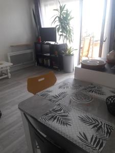 Sala de estar con mesa y sidx sidx sidx sidx en Crystal, en Thonon-les-Bains