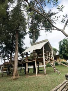 une cabane dans les arbres avec un toit en haut dans l'établissement Hotel Fazenda Bandeirantes, à Ibiúna