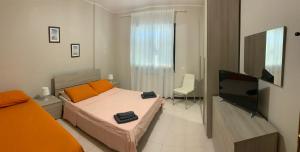 Schlafzimmer mit einem Bett und einem Flachbild-TV in der Unterkunft 32 in Ciampino