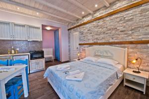Postel nebo postele na pokoji v ubytování Flamingo Hotel Pelion - Seaside Superior Studios & Suites