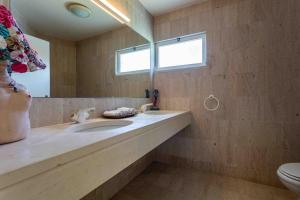 Kylpyhuone majoituspaikassa Luxury Villa 6 bedrooms with private pool