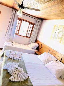 Un dormitorio con dos camas y un techo. en Hotel Fazenda Bandeirantes, en Ibiúna