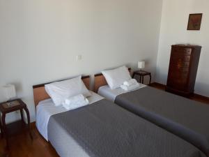 - une chambre avec 2 lits et une commode dans l'établissement Sea view,big and comfortable appartment in Voula, à Athènes