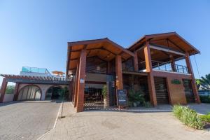 - un grand bâtiment en bois avec un panneau devant dans l'établissement Villa Rio Branco Hotel Concept, à Rio Branco