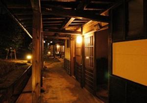 Una pasarela cubierta en un edificio por la noche en Kusu-gun - Hotel / Vacation STAY 48962, en Kokonoe