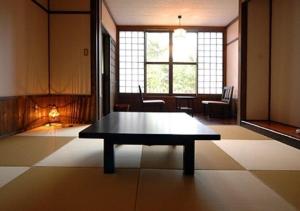 um quarto com uma mesa no meio de um quarto em Kusu-gun - Hotel / Vacation STAY 48962 em Kokonoe