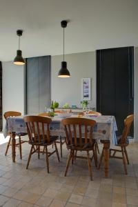 een eetkamer met een tafel en stoelen bij Holiday Home Garnaalhuisje in Oostduinkerke