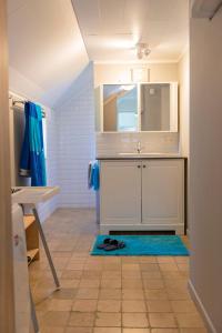 een badkamer met een wastafel en een spiegel bij Holiday Home Garnaalhuisje in Oostduinkerke