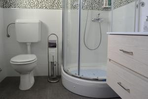 Kúpeľňa v ubytovaní Amarena Holiday Home in Škrljevo + 23 fotografií