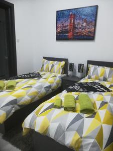 two beds sitting next to each other in a bedroom at Nice and cosy apartment close to seafront in Sliema