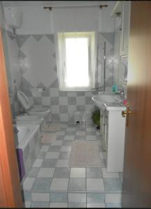 łazienka z umywalką, 2 toaletami i oknem w obiekcie Pietro & Graziella w mieście Sorgono
